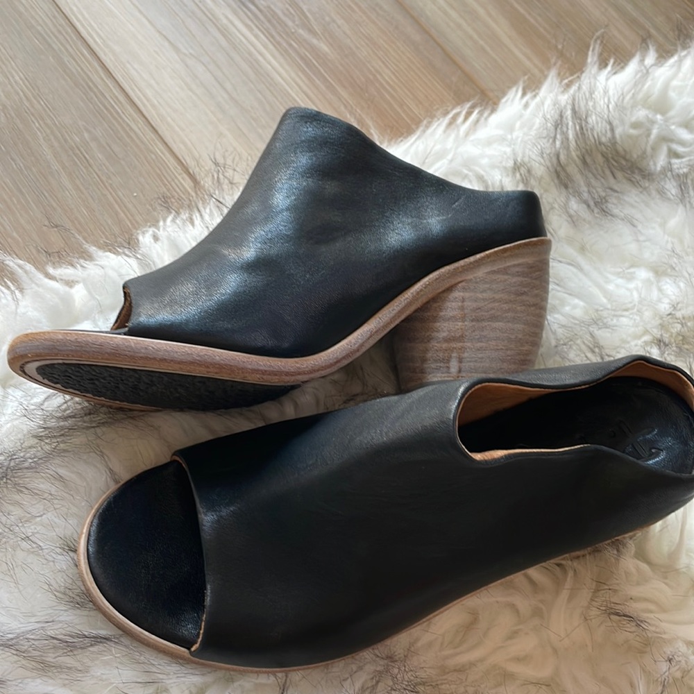 - P monjo leather sandals